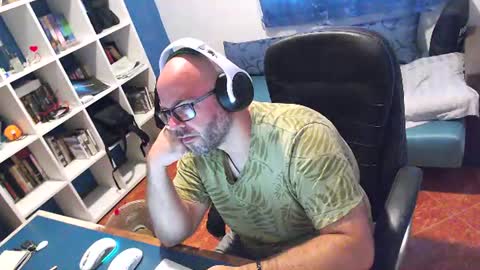 ravingr3d3 online show from August 12, 8:27 am