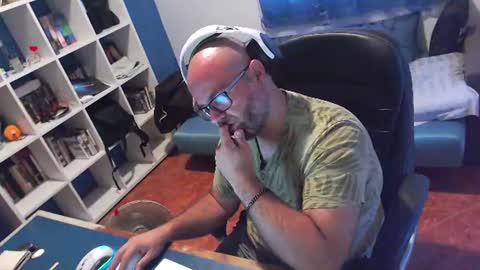 ravingr3d3 online show from August 12, 9:33 am