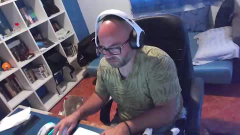 ravingr3d3 online show from August 12, 11:45 am