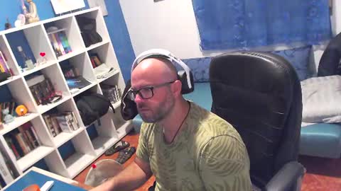 ravingr3d3 online show from August 12, 10:12 pm