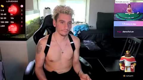 Rayzel White online show from July 4, 4:31 pm