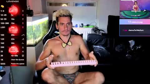 Rayzel White online show from August 2, 11:00 pm