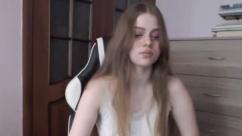 Lily online show from June 12, 2:29 am