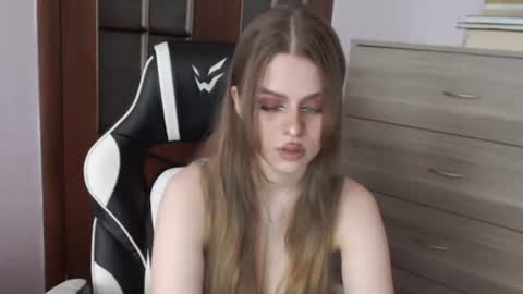 Lily online show from July 8, 2:59 am