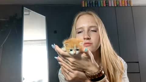 Mia online show from August 14, 9:46 am