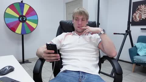 RICHARD HARDS online show from June 3, 6:11 pm