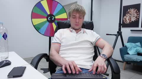 RICHARD HARDS online show from June 3, 7:17 pm