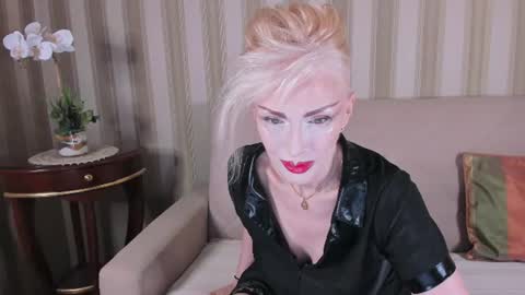 rita_farell online show from August 5, 11:36 pm