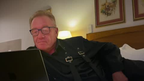 RobertTheRabbit online show from April 11, 7:14 pm