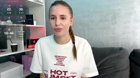 Ketlyn  is here now  help me get 50 thumbs up pls  online show from April 6, 3:38 pm