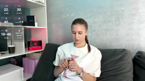 Ketlyn  is here now  help me get 50 thumbs up pls  online show from April 6, 4:44 pm