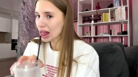 Ketlyn  is here now  help me get 50 thumbs up pls  online show from April 9, 11:18 am