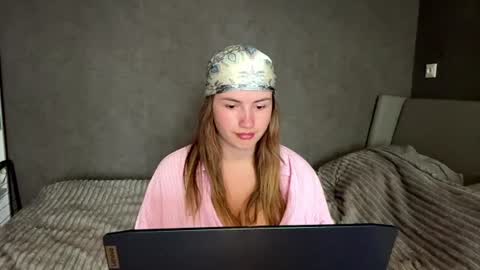roselleshortey online show from August 10, 1:23 pm