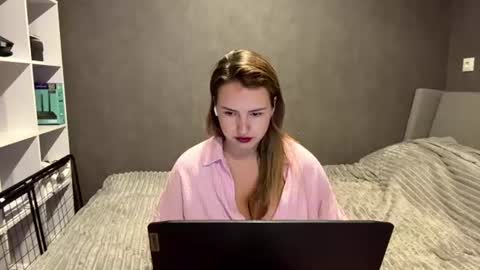 roselleshortey online show from August 10, 5:47 pm
