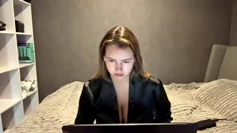 roselleshortey online show from August 12, 3:58 pm
