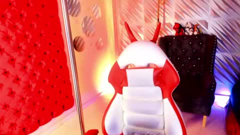 roxanne_han online show from August 12, 12:18 pm