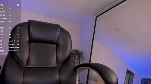 Roxanne Hill  online show from July 31, 3:18 pm