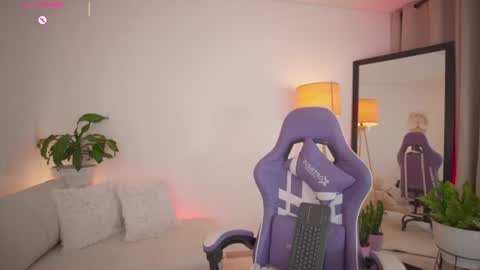  R O X I E  online show from August 12, 1:08 am