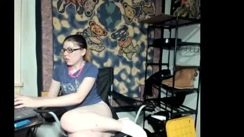 roxihazeleyes online show from August 6, 6:56 am