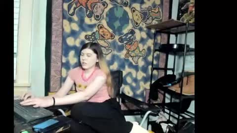 roxihazeleyes online show from August 17, 12:04 am
