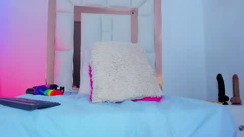 roxy_sexy69 online show from August 4, 9:56 pm