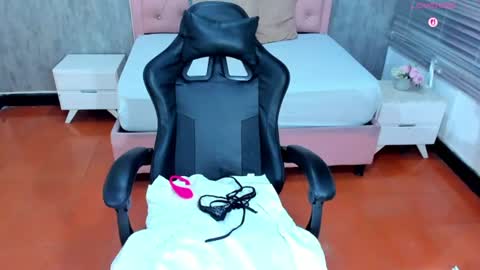roxy_williamss online show from August 5, 6:33 am