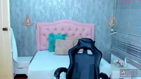 roxy_williamss online show from August 5, 9:51 am