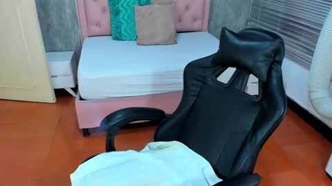 roxy_williamss online show from August 7, 3:28 am