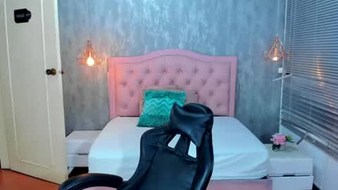 roxy_williamss online show from August 11, 9:55 am