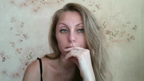 roxyfox18x01 online show from August 9, 1:45 pm