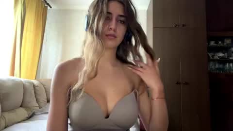 Mia online show from July 27, 1:49 pm