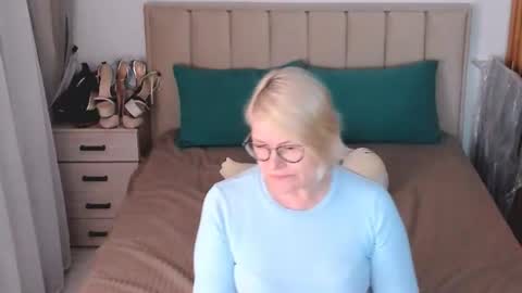 Sabrina MacMarren online show from August 8, 8:20 pm