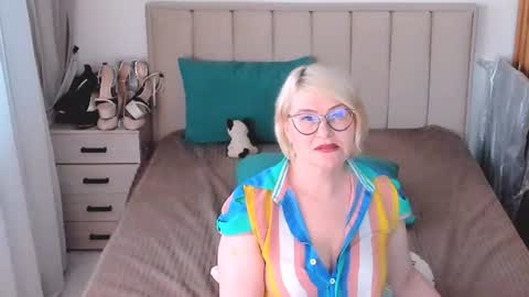 Sabrina MacMarren online show from August 10, 5:25 pm