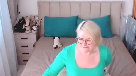 Sabrina MacMarren online show from August 11, 4:53 pm