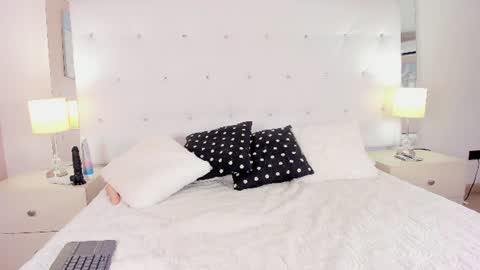 salem_smith_ online show from August 5, 11:30 am