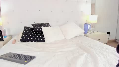 salem_smith_ online show from August 5, 1:42 pm