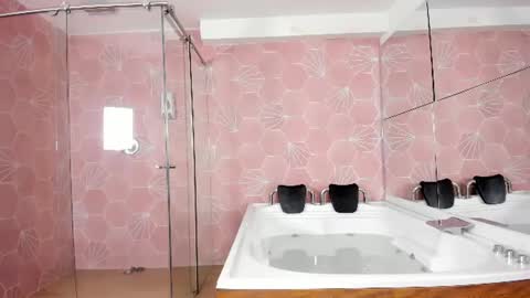 salem_smith_ online show from August 6, 11:42 am