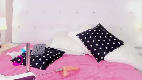 salem_smith_ online show from August 15, 1:48 pm