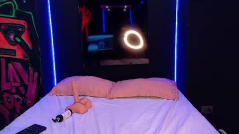 Samantha Decker online show from August 2, 9:27 am