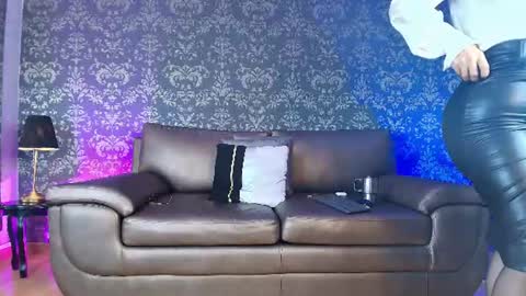 samanthamilf__ online show from August 6, 11:15 pm