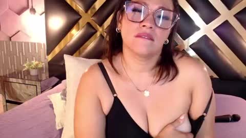 samira_lennox online show from August 6, 11:26 pm