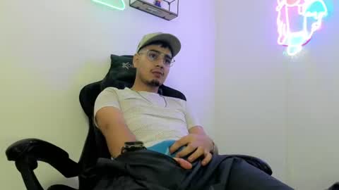samu_leniz online show from August 7, 3:56 pm