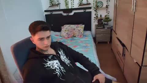 santi_ss online show from August 4, 3:31 pm
