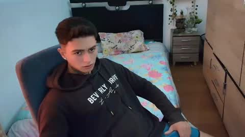 santi_ss online show from August 11, 2:08 pm