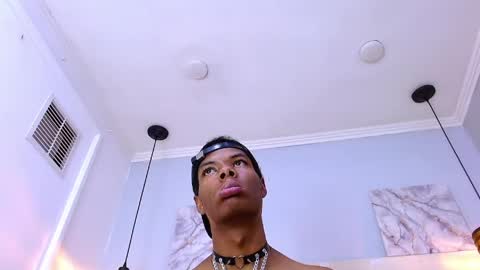Santiiiiii  online show from April 11, 12:43 am