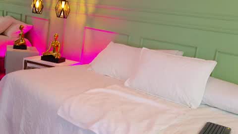 sara___26 online show from August 8, 8:25 am