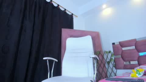 sara_sm1th_ online show from August 6, 5:45 pm
