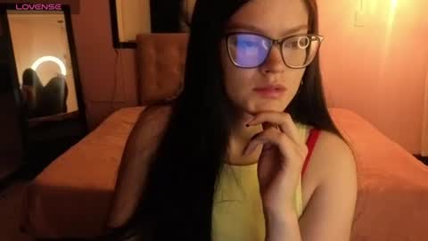 sara_valderrama_ online show from August 6, 1:10 pm
