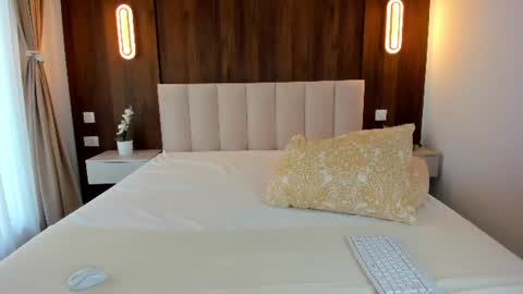 saradiamond01 online show from August 12, 6:38 am