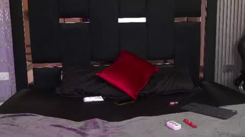 saraguzman__ online show from July 28, 5:19 pm